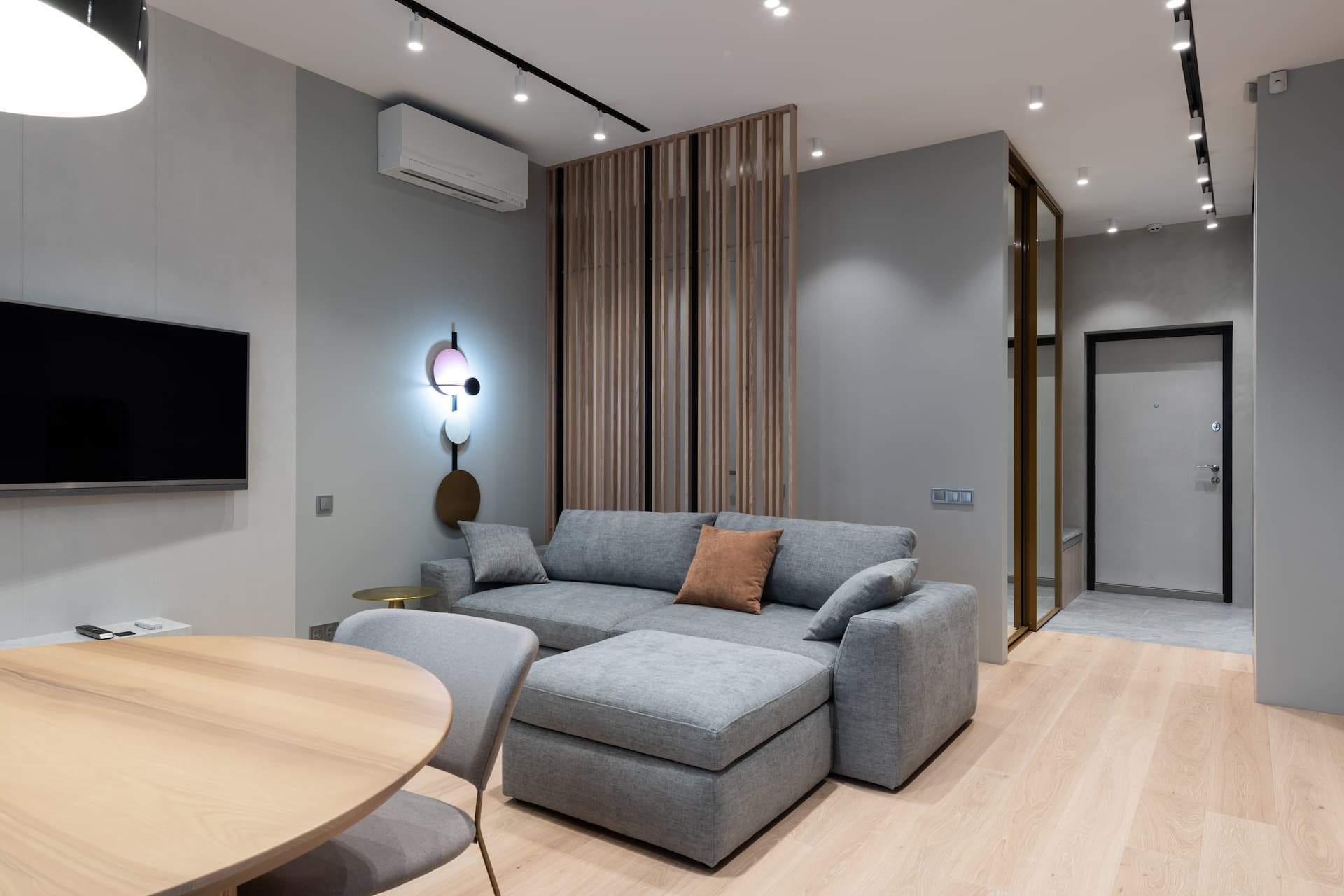 Colores neutros en paredes de una vivienda.